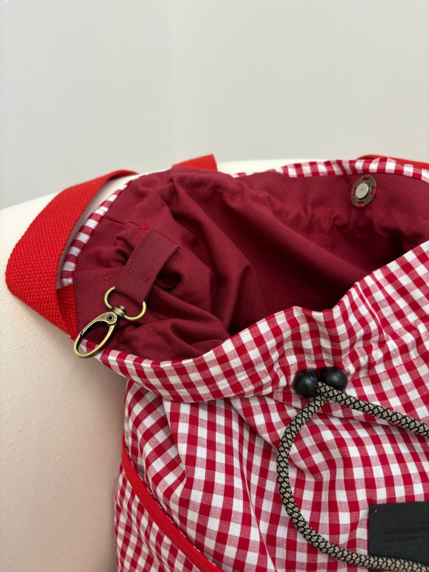 wp-content/uploads/2026/06/mochila-roja-vichy-grande2.jpg