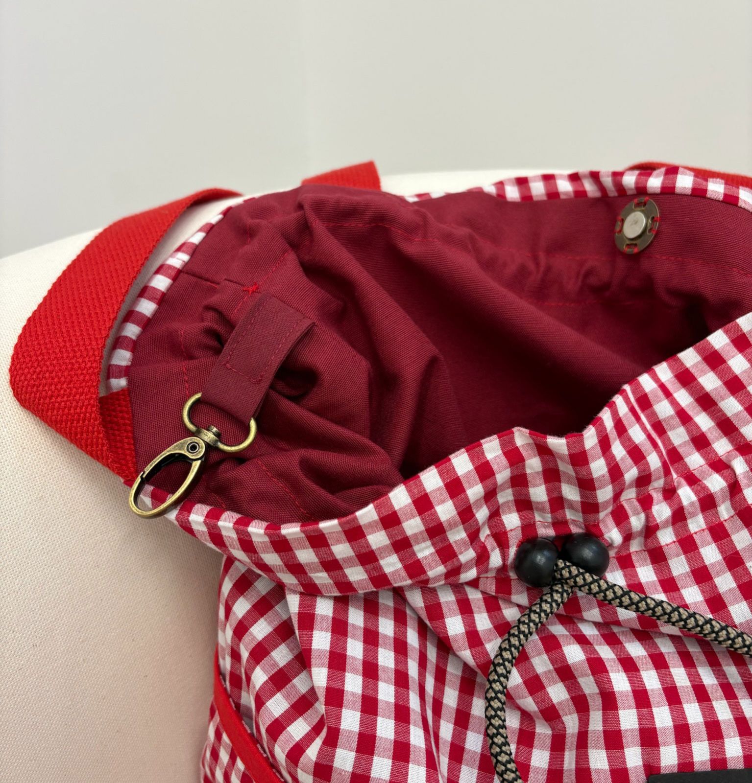 wp-content/uploads/2026/06/mochila-roja-vichy-grande2.jpg