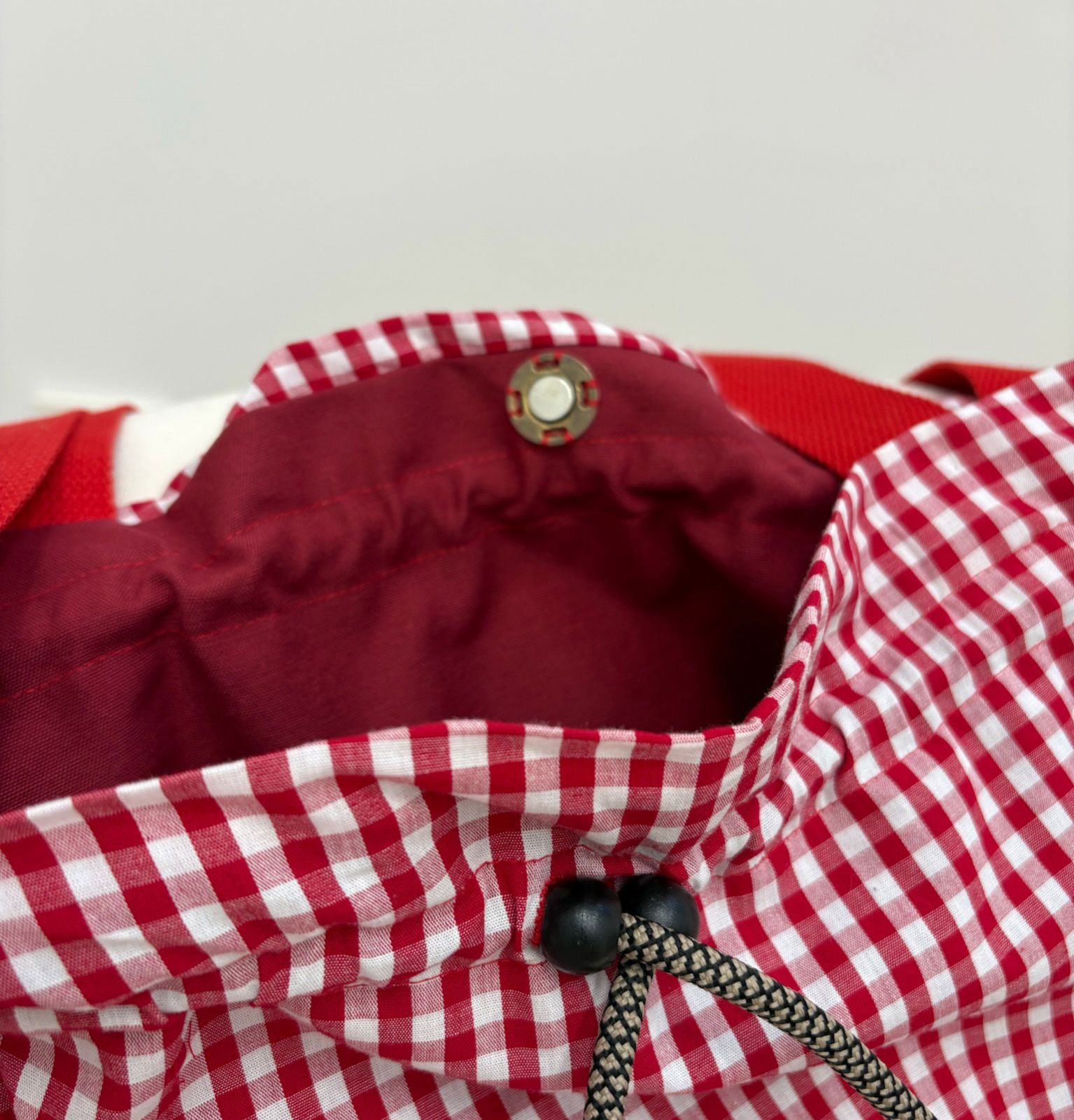 wp-content/uploads/2026/06/mochila-roja-vichy-grande3.jpg