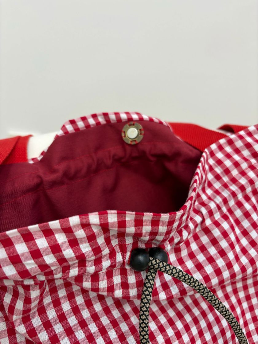 wp-content/uploads/2026/06/mochila-roja-vichy-grande3.jpg