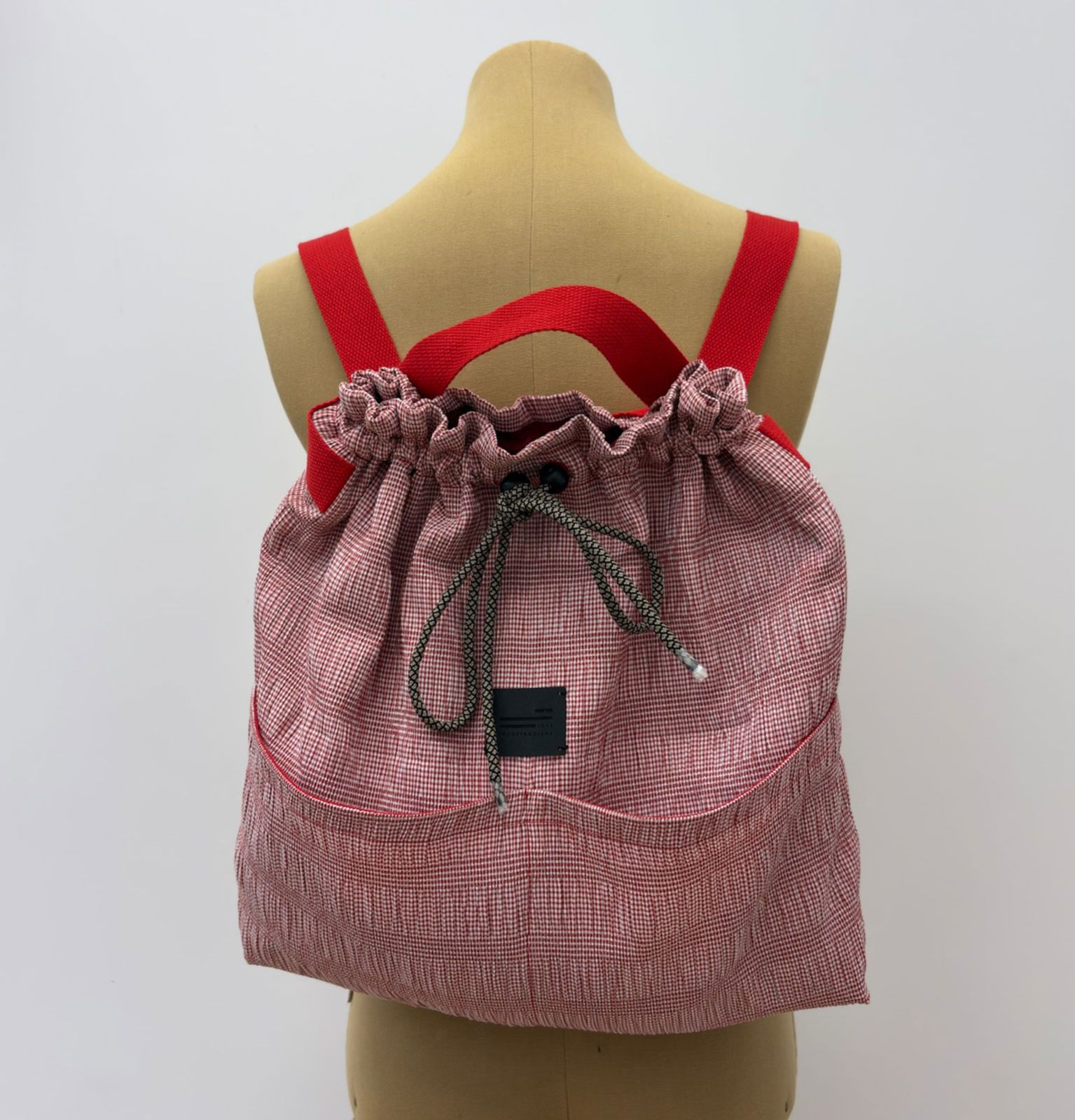 wp-content/uploads/2026/06/mochila-roja-vichy-pequeno3.jpg