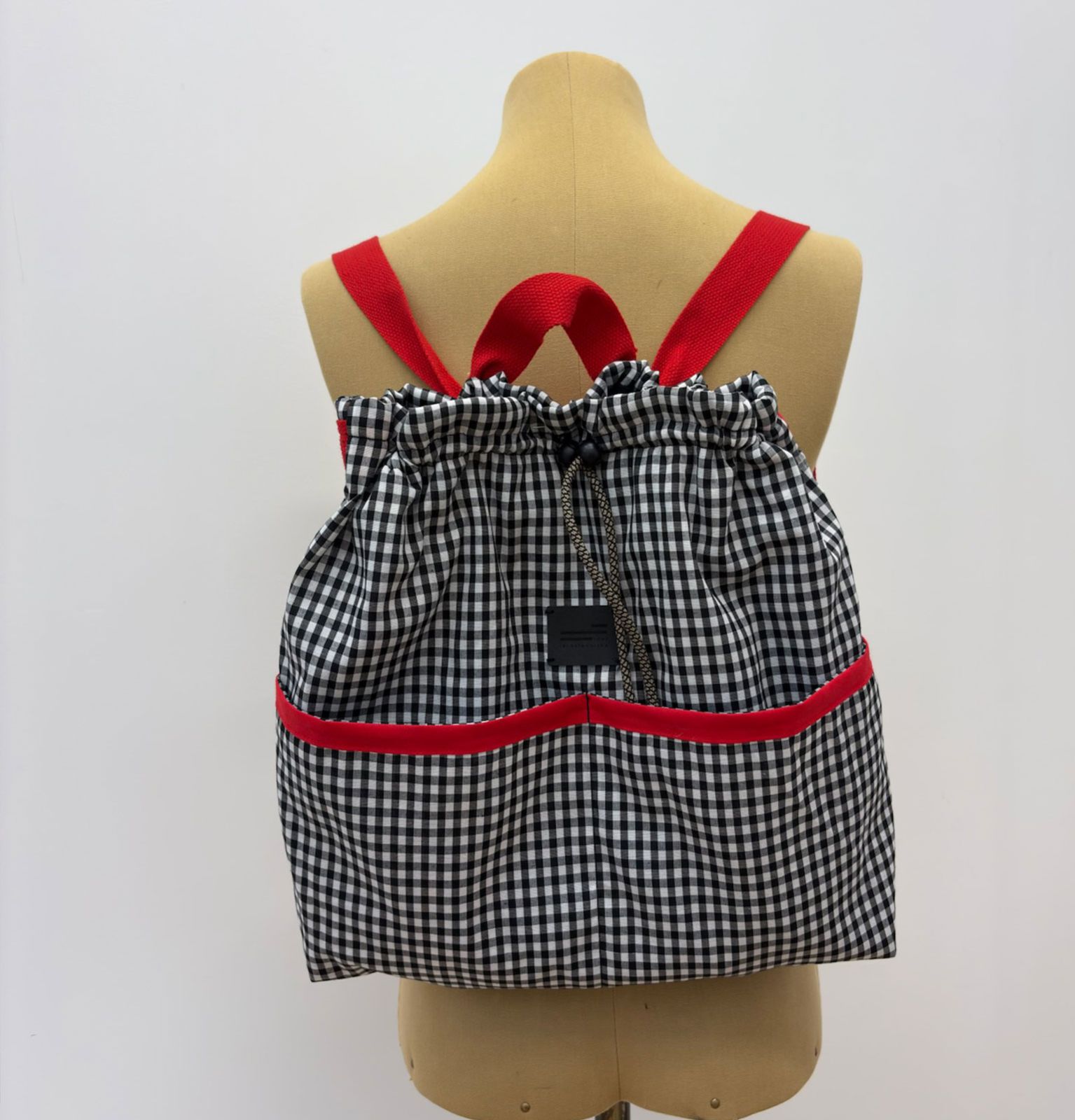 wp-content/uploads/2026/06/mochila-negra-vichy-grande3.jpg